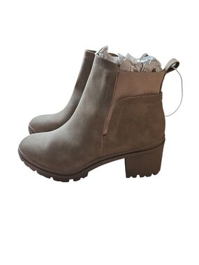 Jellypop Shelly Taupe Lug-Sole Chelsea Booties Size11M